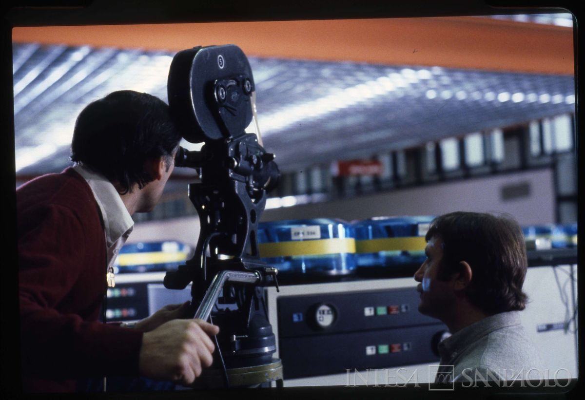 Backstage delle riprese del video "Operazione Panorama" (regia di Renzo Martinelli), post 1979 (fotografo sconosciuto)