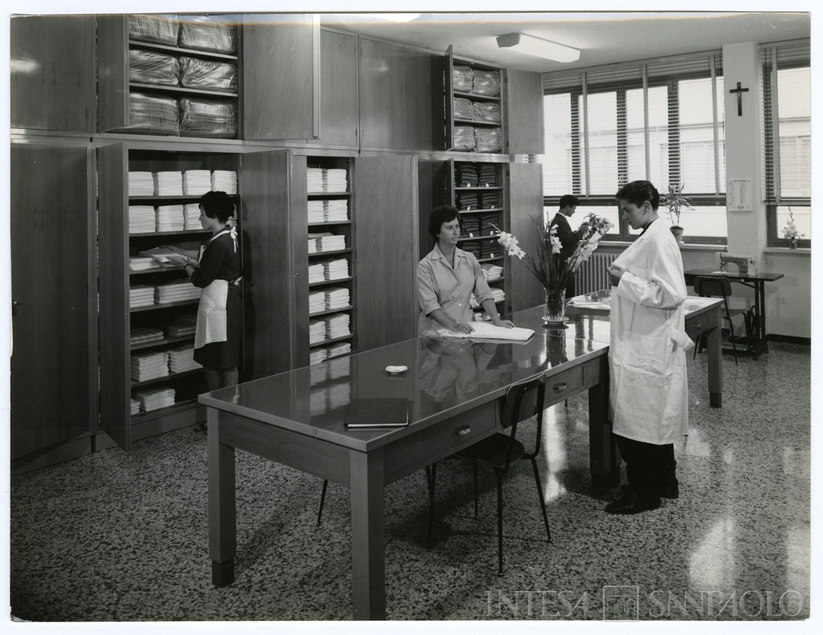 Cariplo, Minoprio: consegna dei camici presso l'ufficio economato della scuola, anni 1960 (fotografo sconosciuto)