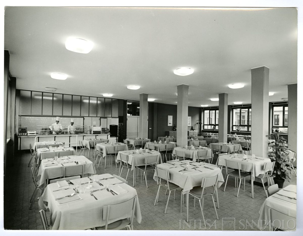 Cariplo, Minoprio: sala da pranzo della mensa interna, anni 1960 (foto Publifoto)