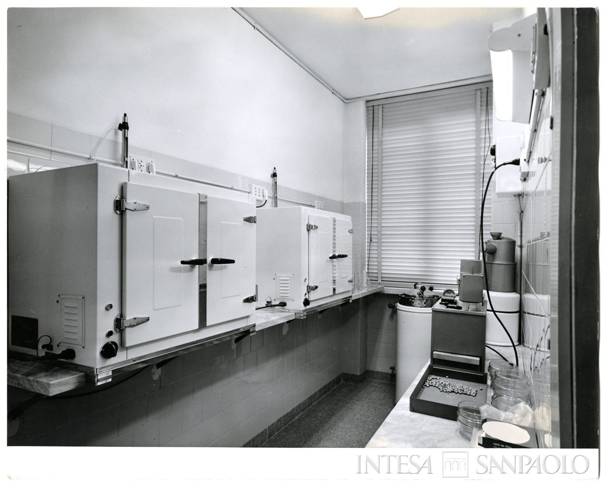 Cariplo, Minoprio: laboratorio di analisi chimiche, anni 1960 (foto Publifoto)