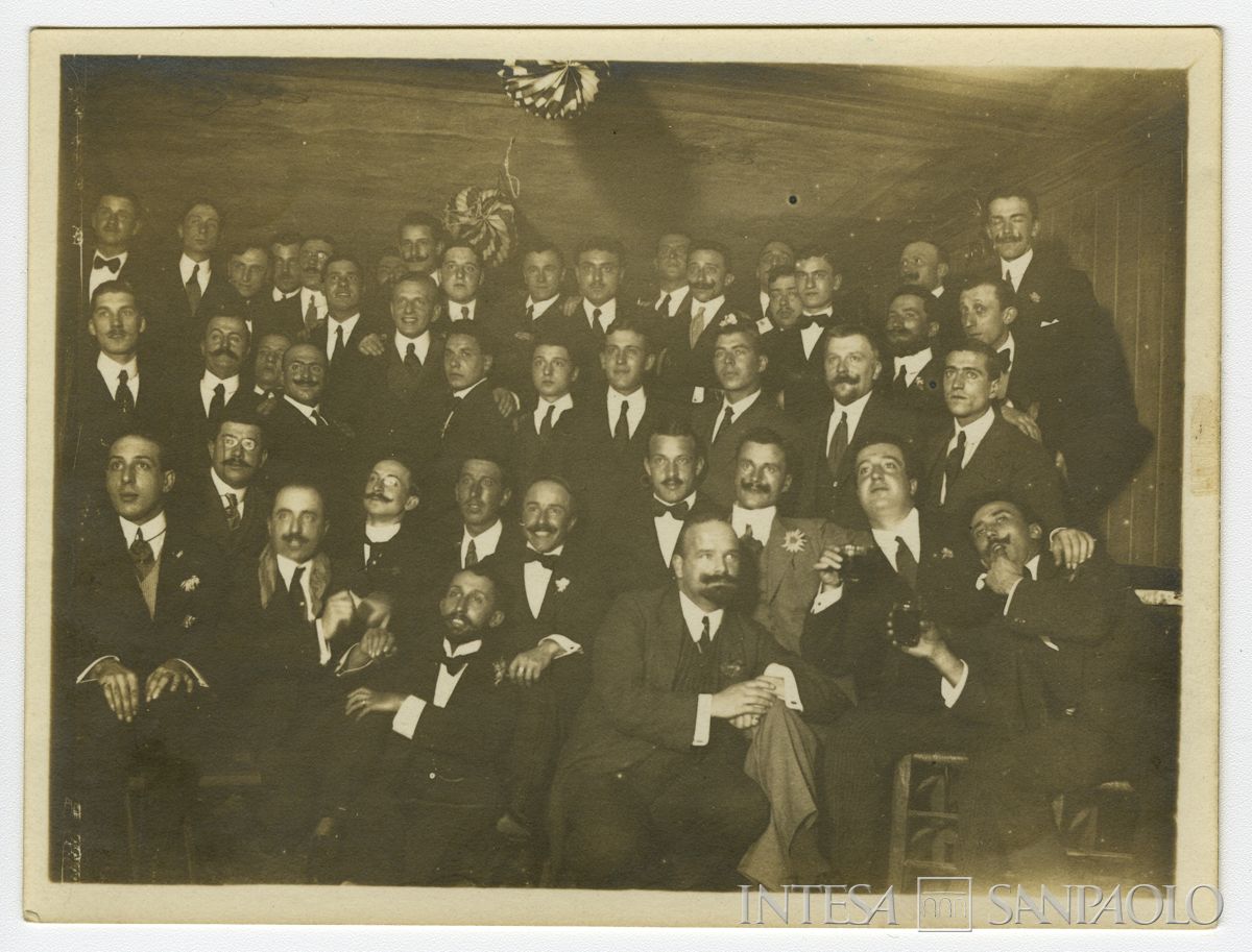 Ritratto di gruppo con Falk Fabian Henri durante una festa con i colleghi di Venezia, ottobre 1912 (fotografo sconosciuto)