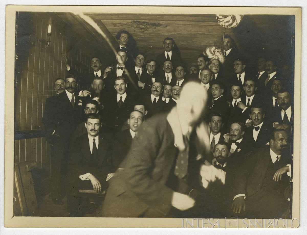 Ritratto di gruppo con Falk Fabian Henri durante una festa con i colleghi di Venezia, ottobre 1912 (fotografo sconosciuto)