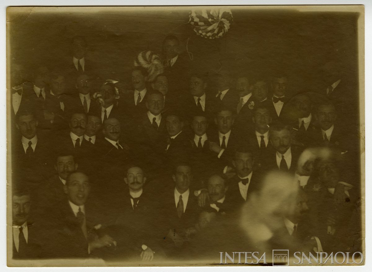 Ritratto di gruppo con Falk Fabian Henri durante una festa con i colleghi di Venezia, ottobre 1912 (fotografo sconosciuto)