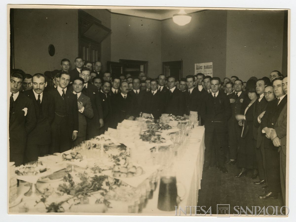 Ritratto di gruppo durante un evento n.i. (forse Sudameris), anni 1910-1920 (fotografo sconosciuto)