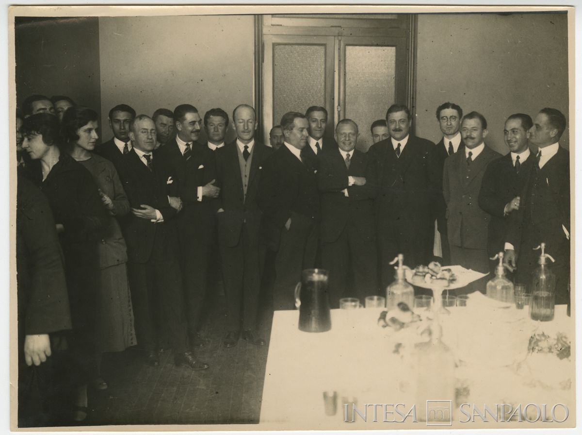 Ritratto di gruppo con al centro Falk Fabian Henri durante un evento n.i. (forse Sudameris), anni 1910-1920 (fotografo sconosciuto)
