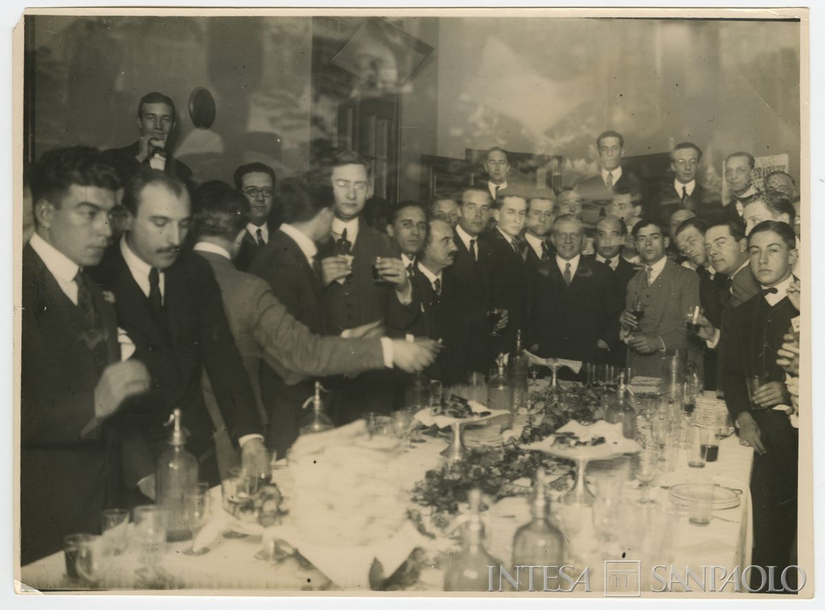 Ritratto di gruppo con al centro Falk Fabian Henri durante un evento n.i. (forse Sudameris), anni 1910-1920 (fotografo sconosciuto)