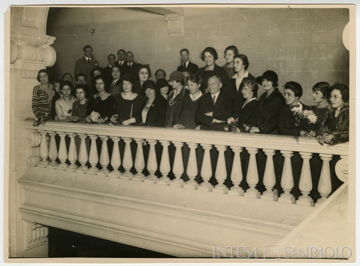 Ritratto di gruppo su balconata interna con donne e al centro Falk Fabian Henri durante un evento n.i. (forse Sudameris), anni 1910-1920 (fotografo sconosciuto)
