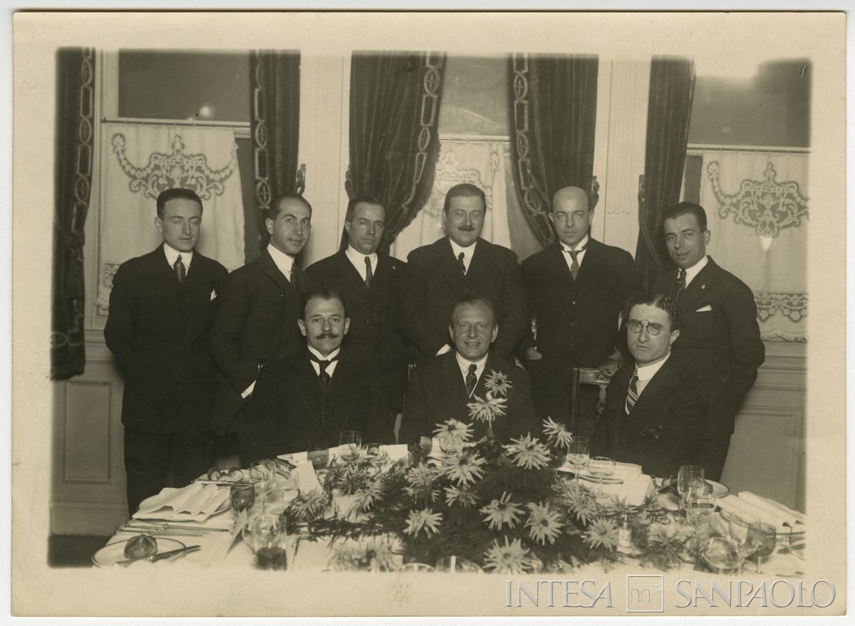 Ritratto di gruppo con al centro Falk Fabian Henri durante un evento n.i. (forse Sudameris), anni 1910-1920 (fotografo sconosciuto)