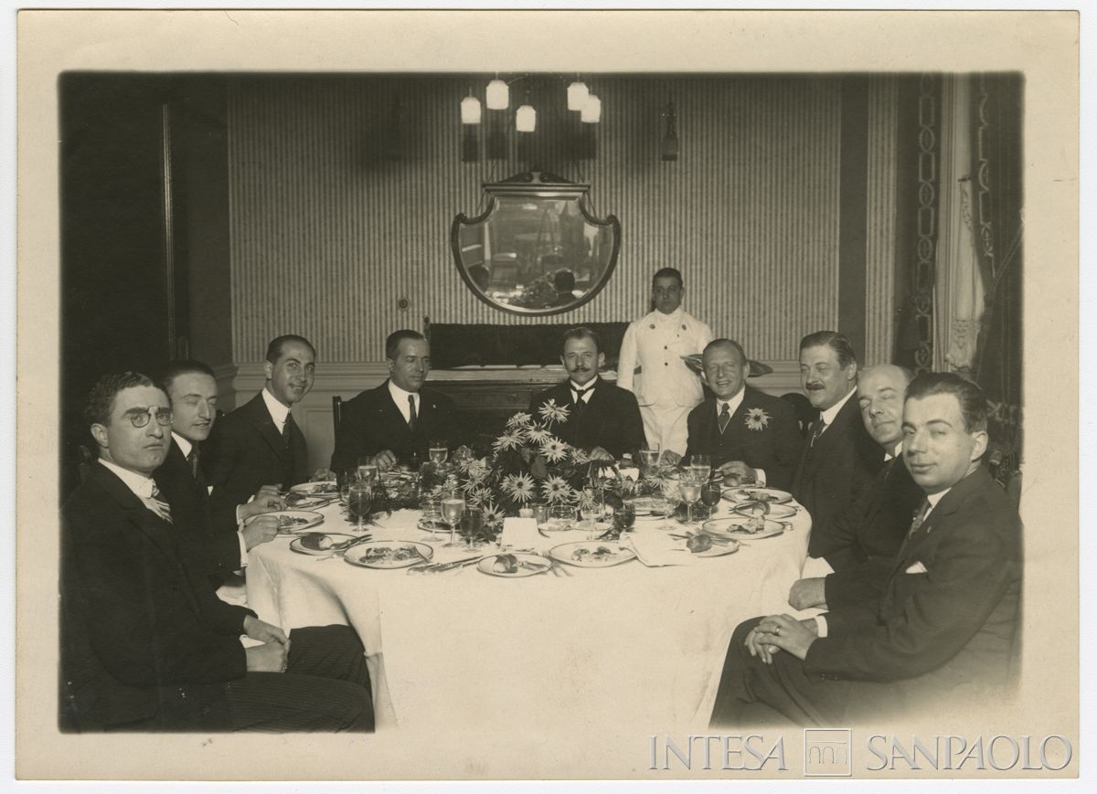 Ritratto di gruppo con al centro Falk Fabian Henri durante un evento n.i. (forse Sudameris), anni 1910-1920 (fotografo sconosciuto)
