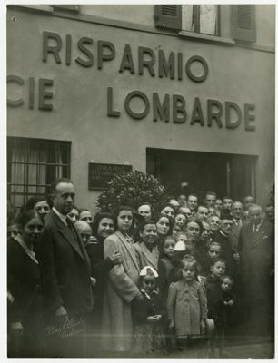Foto di gruppo all'esterno della filiale Cariplo di Isola Dovarese, il giorno dell'inaugurazione; primo da destra il presidente Stefano Jacini, ottobre 1948 (Olindo Bini)