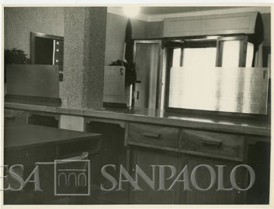 Interno della filiale Cariplo di Isola Dovarese, il giorno dell'inaugurazione, ottobre 1948 (Olindo Bini)