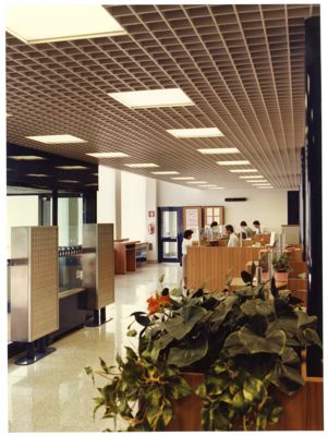 Cariplo, interno della filiale di Lainate, 10 aprile 1987 (Mario La Porta)