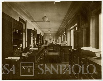 Cà de Sass, ufficio con impiegati, anni Venti (Studio Sommariva Emilio)