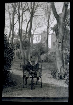 Nogara Johnny  nel giardino di casa, 15 giugno 1903 - 1904 (Bernardino Nogara)