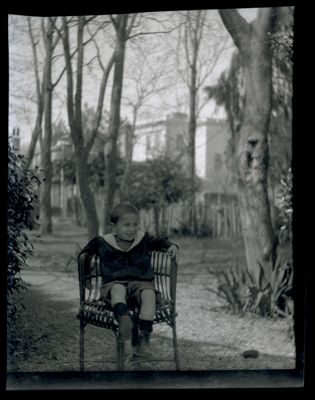 Nogara Johnny  nel giardino di casa, 15 giugno 1903 - 1904 (Bernardino Nogara)
