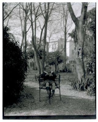 Nogara Johnny  nel giardino di casa, 15 giugno 1903 - 1904 (Bernardino Nogara)
