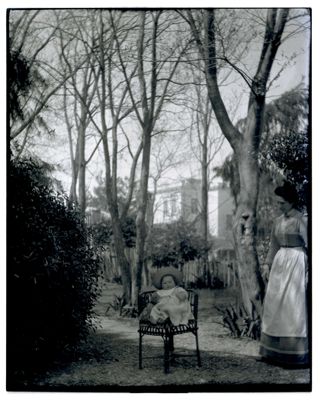 Nogara Antonietta (di pochi mesi) nel giardino di casa, 15 giugno 1903 - 1904 (Bernardino Nogara)