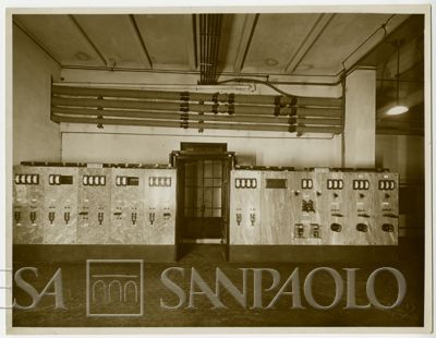 Palazzo di piazza della Scala 6, quadro di distribuzione dell'energia elettrica, fine 1911 (Luca Comerio)