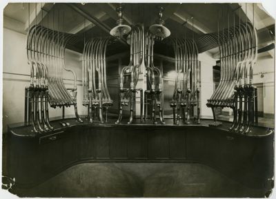 Palazzo di piazza della Scala 6, centralina di smistamento della posta pneumatica, fine 1911 (Luca Comerio)
