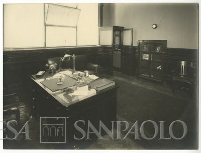 Banca Francese e Italiana per l'America del Sud, Buenos Aires: succursale di Cangallo 500, 1922 ca. (fotografo sconosciuto)