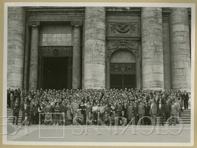 Il personale del Banco Ambrosiano davanti alla Basilica di S. Pietro, pellegrinaggio dell'Anno Santo 1950, 2-4 giugno 1950 (fotografo sconosciuto)