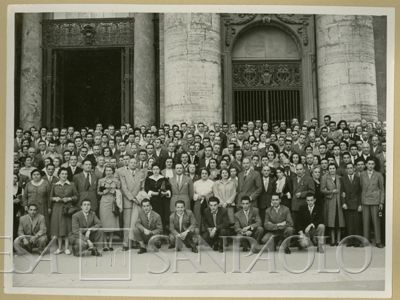 Il personale del Banco Ambrosiano davanti alla Basilica di S. Pietro, pellegrinaggio dell'Anno Santo 1950, 2-4 giugno 1950 (fotografo sconosciuto)