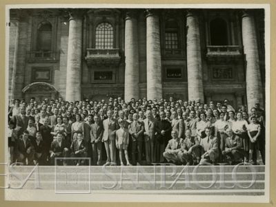 Il personale del Banco Ambrosiano davanti alla Basilica di S. Pietro, pellegrinaggio dell'Anno Santo 1950, 16-18 settembre 1950 (fotografo sconosciuto)