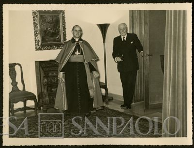 L'arcivescovo Giovanni Battista Montini con il presidente del Banco Ambrosiano Tommaso Gallarati Scotti, 7 ottobre 1955 (Foto N. Ferrario)