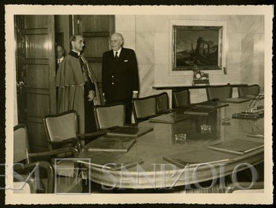 L'arcivescovo Giovanni Battista Montini con il presidente del Banco Ambrosiano Tommaso Gallarati Scotti nella sala del Consiglio della sede del Banco Ambrosiano, 7 ottobre 1955 (Foto N. Ferrario)