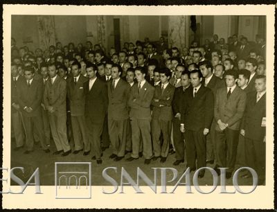 Il personale del Banco Ambrosiano durante la visita dell'arcivescovo Giovanni Battista Montini alla sede dell'Istituto, 7 ottobre 1955 (Foto N. Ferrario)