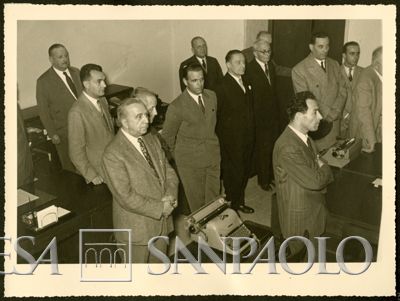 Il personale del Banco Ambrosiano durante la visita dell'arcivescovo Giovanni Battista Montini alla sede dell'Istituto, 7 ottobre 1955 (Foto N. Ferrario)