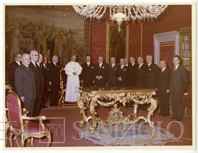 Udienza privata da Papa Paolo VI nel Palazzo Vaticano degli amministratori del Banco Ambrosiano; terzo da dx, Ruggero Mozzana, Enrico Rubini, due persone n.i. e Giuseppe Cavazzana, 12 dicembre 1963 (Pontificia fotografia Felici)