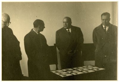 Autorità per la consegna ai dipendenti beneficiari delle chiavi degli appartamenti delle case del piano INA-CASA del Banco Ambrosiano a Torino; Luigi Brusati è il primo a sinistra, Carlo Alessandro Canesi secondo da destra, 24 marzo 1960 (fotografo sconosciuto)