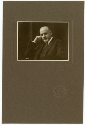 Bernardino Nogara ritratto in studio fotografico, anni 1920 (Carlo De Marchi)