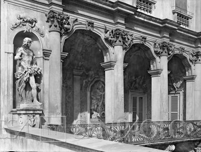 Palazzo Leoni Montanari, primo piano della Loggia d'Ercole; a sinistra la statua d'Apollo, 1966 (Foto Tapparo & Trentin)
