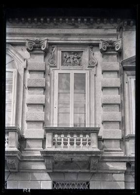 Palazzo Leoni Montanari, particolare di una finestra, 1958 (Foto Tapparo & Trentin)