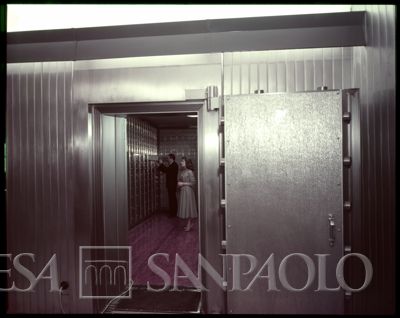 Cariplo, personale in posa nel caveau dell'Agenzia 18 (Duomo) di Milano, 1956 (Publifoto)