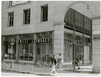 Cariplo, esterno dell'Agenzia 18 (Duomo) di Milano, 1956 (Publifoto)