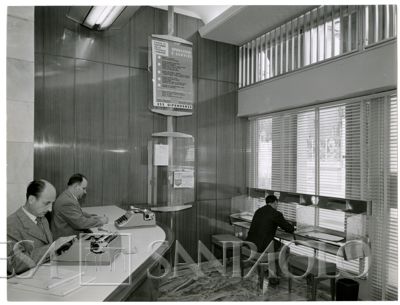 Cariplo, personale al lavoro e clienti nell'Agenzia 18 (Duomo) di Milano, 1956 (Publifoto)