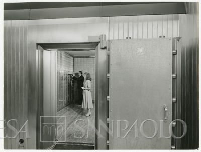 Cariplo, personale in posa nel caveau dell'Agenzia 18 (Duomo) di Milano, 1956 (Publifoto)