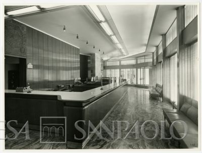Cariplo, salone del pubblico dell'Agenzia 18 (Duomo) di Milano, 1956 (Martinotti fotografie industriali)