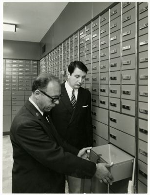 Cariplo, personale in posa nel caveau dell'Agenzia 18 (Duomo) di Milano, anni 1960-1970 (Elle2)