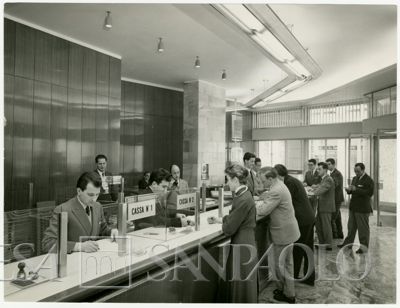 Cariplo, personale al lavoro e clienti nell'Agenzia 18 (Duomo) di Milano, 1956 (Publifoto)