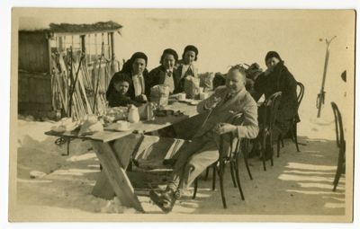 Henri Falk Fabian e davanti a lui la moglie Zofja Wellisch e il figlio George e altre persone in montagna, 1932 (fotografo sconosciuto)