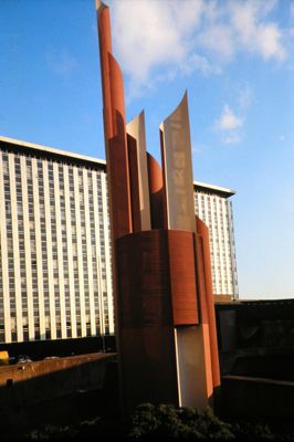 Roma, sede dll'IMI in viale dell'arte 25, dettaglio della scultura ad elementi verticali realizzata da Michelangelo e Bruno Conte, anni 1990 (Edoardo Montaina)