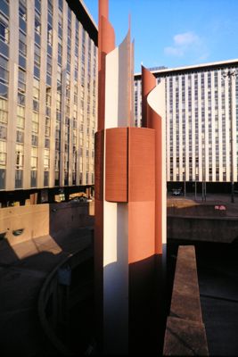 Roma, sede dll'IMI in viale dell'arte 25, dettaglio della scultura ad elementi verticali realizzata da Michelangelo e Bruno Conte, anni 1990 (Edoardo Montaina)
