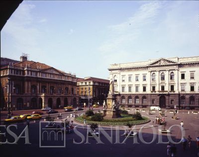Palazzo di piazza della Scala 6, visto dalla Galleria Vittorio Emanuele II, 1991 (fotografo sconosciuto)