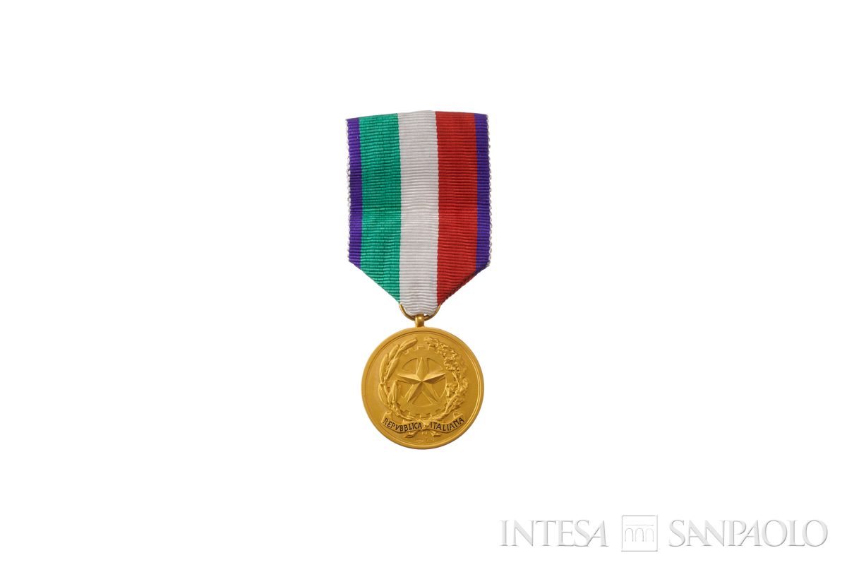 Medaglia conferita a Cariplo dal Provveditorato agli Studi di Milano, come benemerita per la cultura, 1957 (fronte)