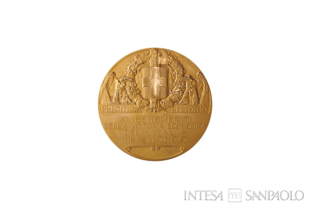 Medaglia conferita a Cariplo, benemerita della vittoria economica nel mondo, 1927 (retro)