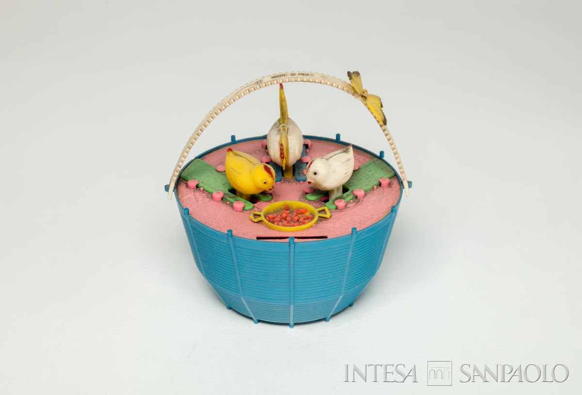 Salvadanaio a forma di cestino con una gallina, un pulcino e un pollastro, anni 1970